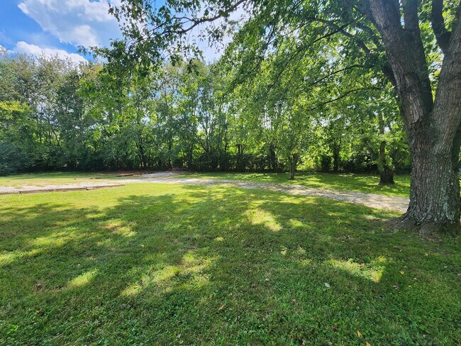 Building Photo - 1756 Lewisburg Pike