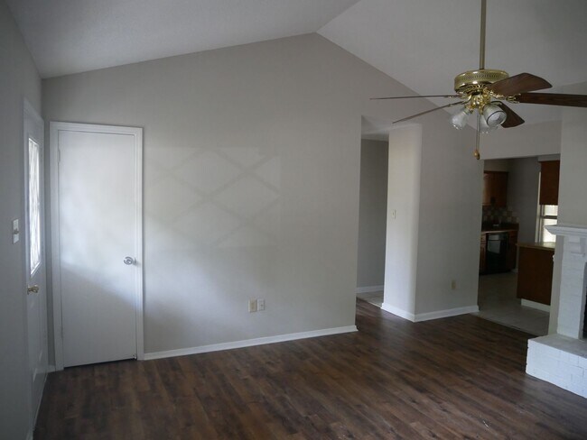 Building Photo - 3530 Lakehurst Dr
