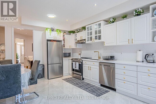 Building Photo - 14 Vanwood Crescent