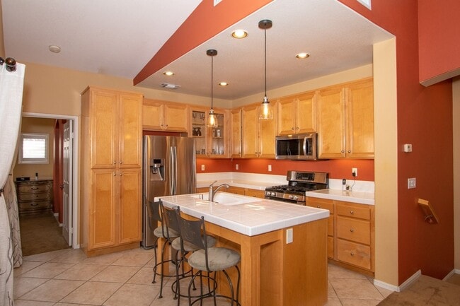 Building Photo - Beautiful 2 Bedroom / 2 Bath Condo in Desi...