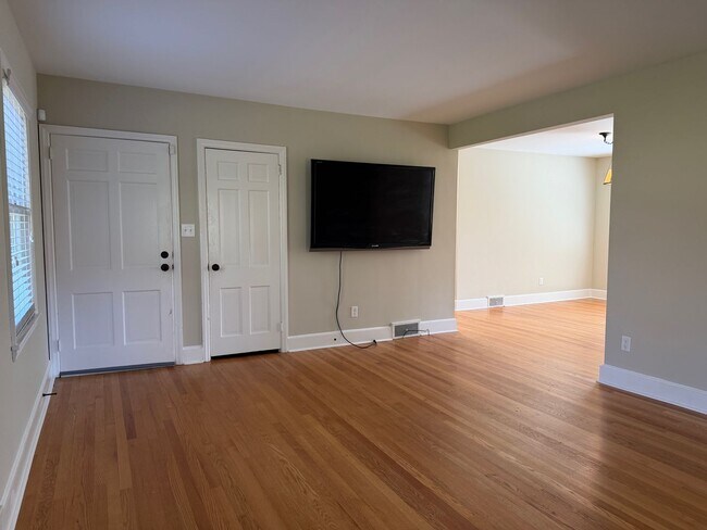 Building Photo - Shorewood Drive