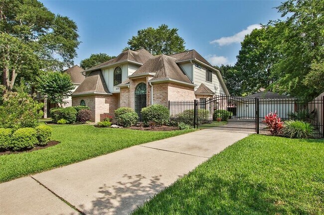 Building Photo - Beautiful well maintained home with a Pool...