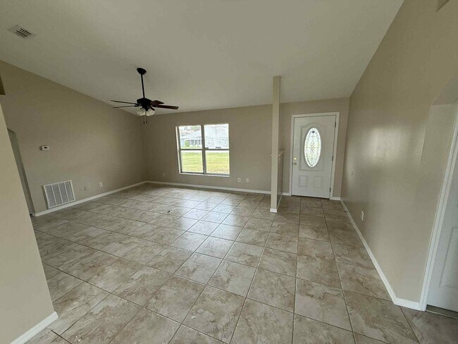 Foto del edificio - 3/2/2 Beautiful Home with Spacious Backyard in Southeast Ocala