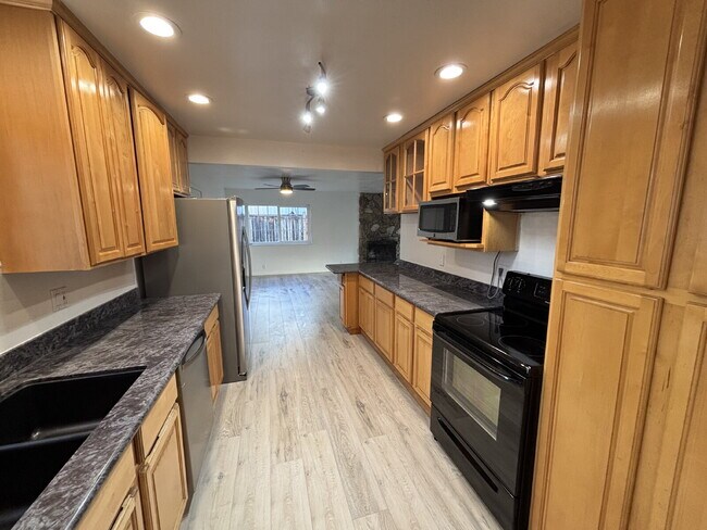 Foto del edificio - 5358 Laurel Dr