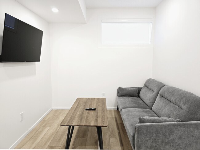 Photo du bâtiment - 9703-9115 115 Ave NW