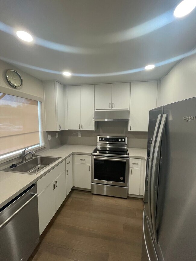 Foto del edificio - $3190 -- Beautifully Remodeled Townhome in...