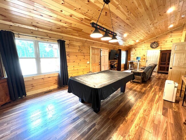 Foto del edificio - FULLY FURNISHED WITH ACCESS TO BEAUTIFUL L...