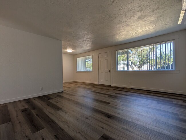 Foto del edificio - Newly Remodeled 2-Bedroom, 1-Bath Duplex in Thurston Area of Springfield!