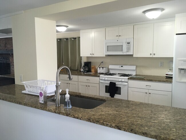 Foto del edificio - 989 Fairfield Beach Rd