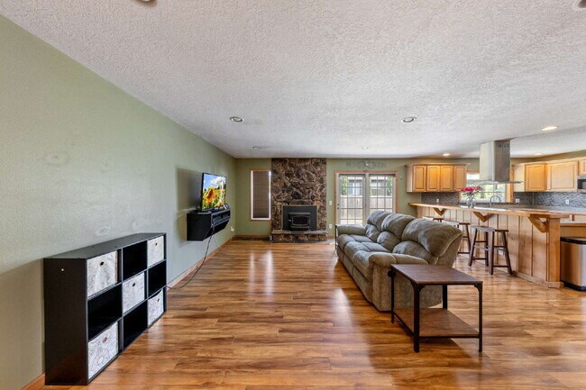 Building Photo - Charming 3-Bedroom Home with 2 Full Baths ...