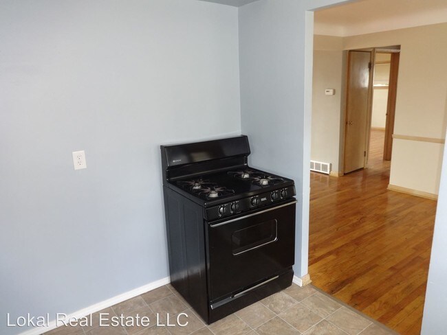 Building Photo - 2 br, 1 bath House - 4527 E. Frontenac