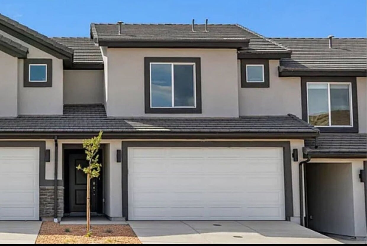 Foto principal - Flexible 6 Month Lease! Beautiful 3 Bed Townhome with Amazing Amenities!