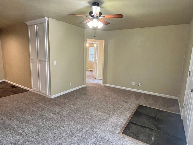 Building Photo - Super cute and updated 4 bed 2 bath home!!