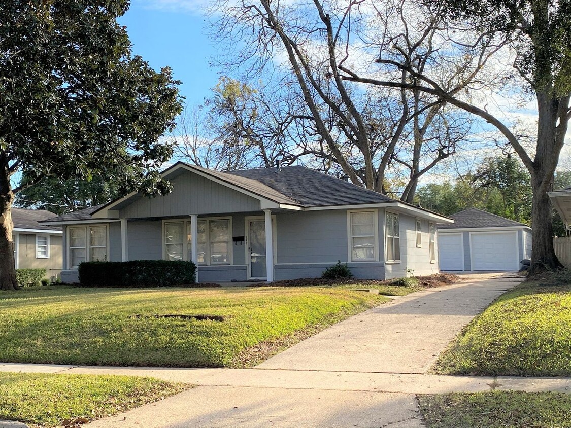 Primary Photo - Recently renovated 3 bedroom home for leas...