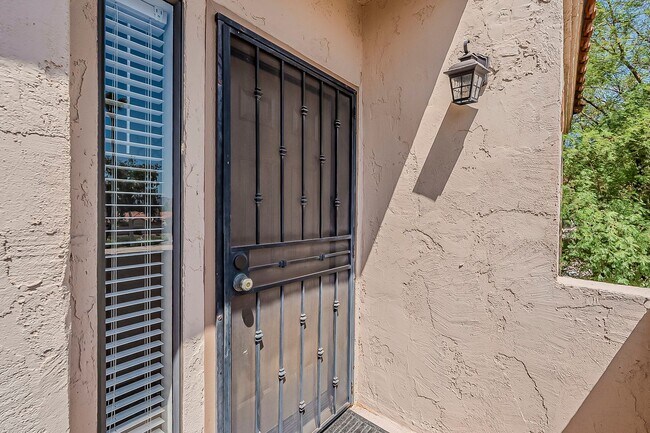 Building Photo - Fully Remodeled 2-Bedroom Condo at the Scottsdale Racquet Club!