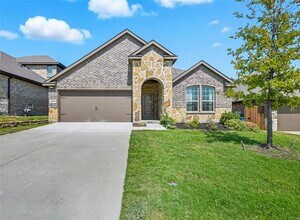Building Photo - 3000 Llano Rd
