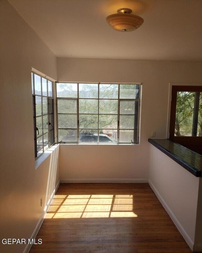 Building Photo - 904 W Yandell Dr