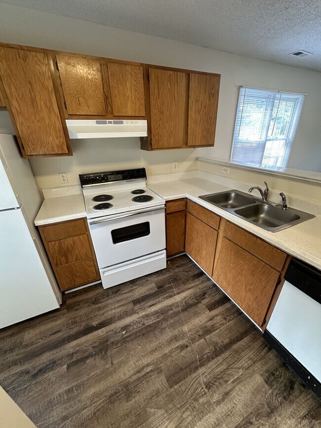 Building Photo - 2 Bedroom 1.5 Bathroom Townhome