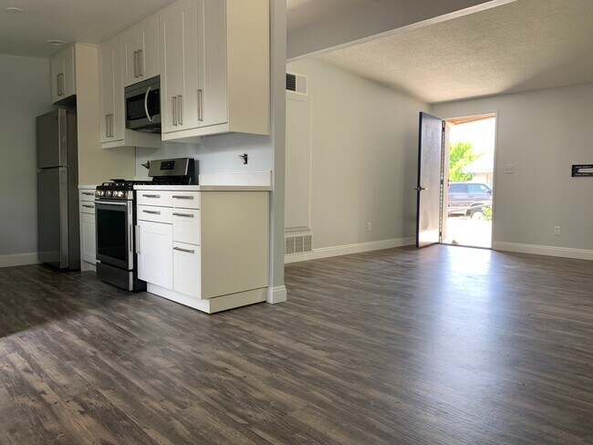 Foto del edificio - Beautifully Remodeled 3 Bedroom 2 Bath Hom...