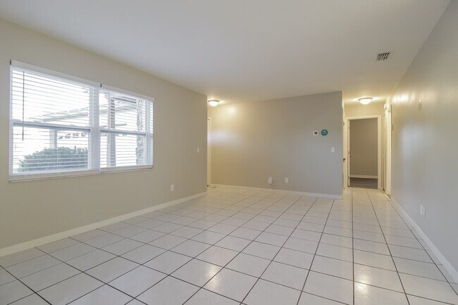 Building Photo - 2426 Sable Dr
