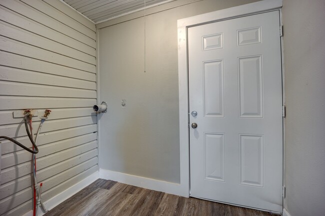 Building Photo - Freshly Updated 3 Bedroom Home