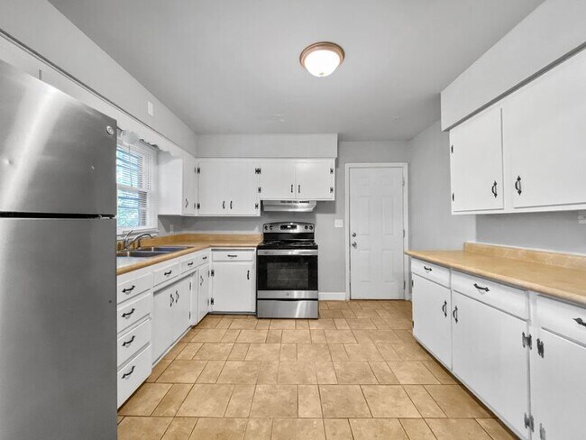 Foto del edificio - 7338 Sycamore Ave