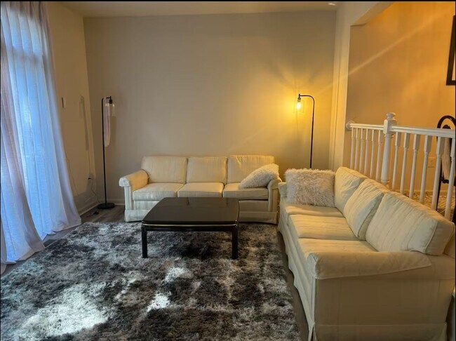 Building Photo - Spacious Townhome in Silver Spring