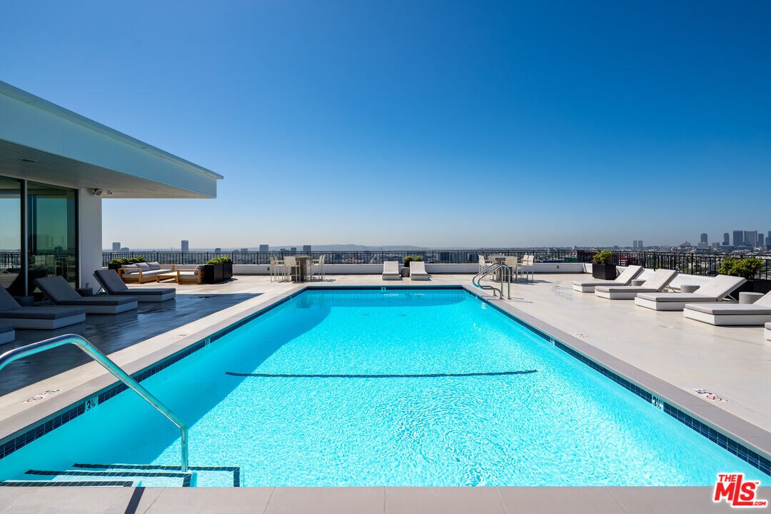 Foto principal - 1100 Alta Loma Rd