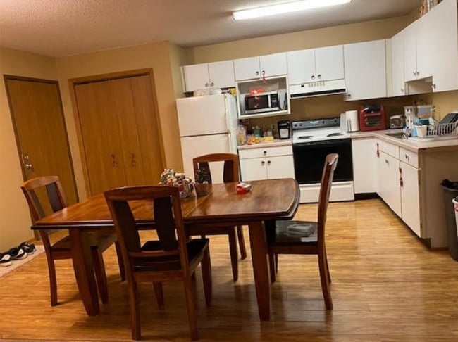 Building Photo - 216 West Ave