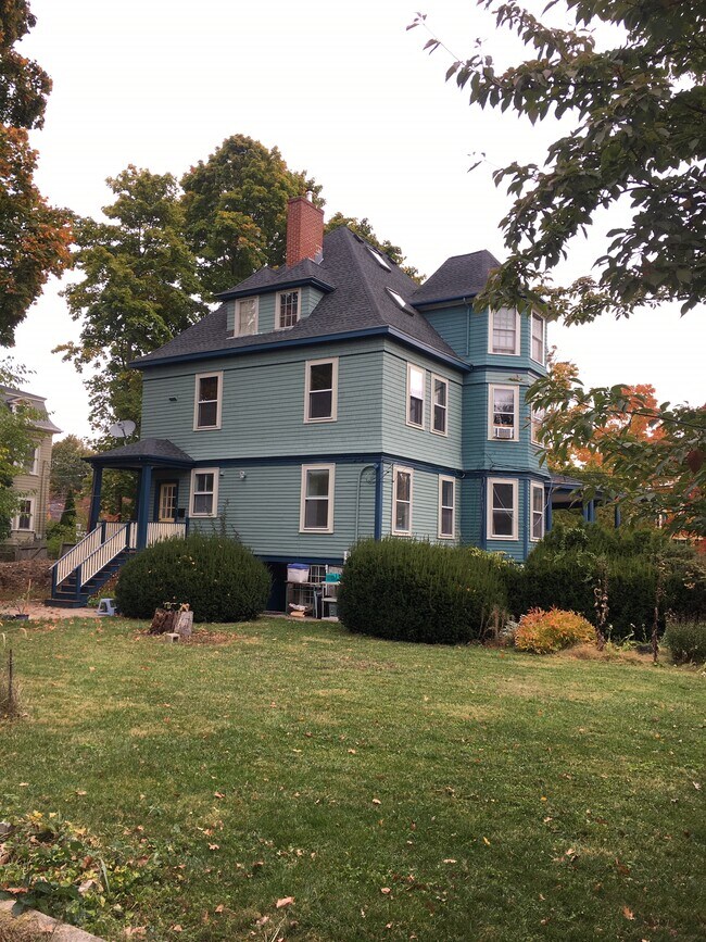 Building Photo - 413 Cherry St