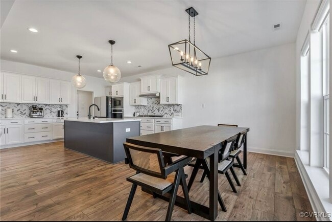 Foto del edificio - 7048 Dunton Rd
