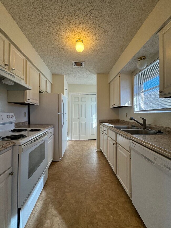 Building Photo - Duplex