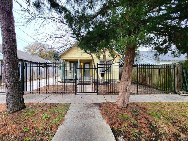 Building Photo - 4407 Brady St