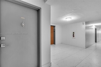 Building Photo - 9320 Fontainebleau Blvd