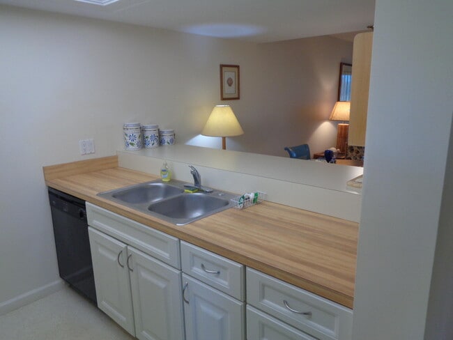 Building Photo - 5527 NE Gulfstream Way