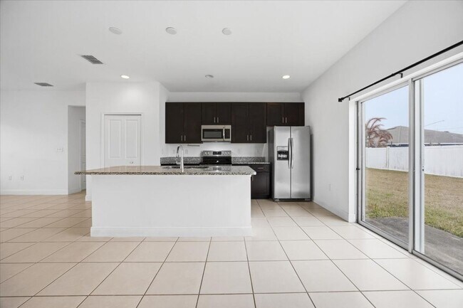 Building Photo - Stunning 4-Bedroom, 2-Bath Home in Poinciana with Modern Upgrades