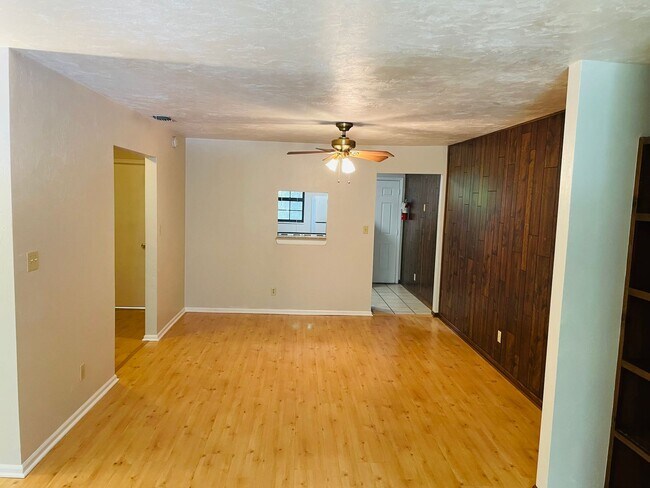 Foto del edificio - 1230 Alachua Ave