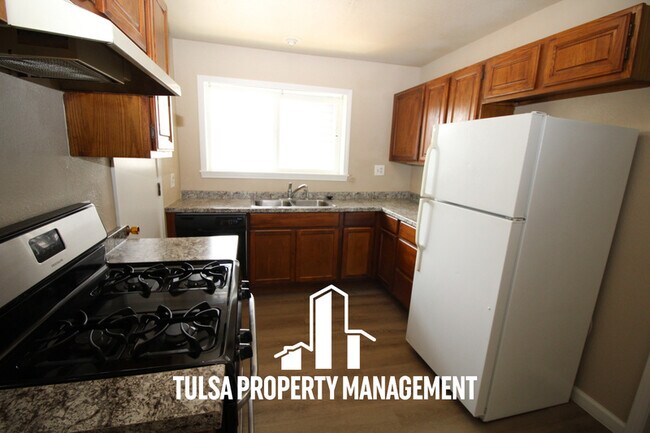 Building Photo - 1323 S Lawton Ave