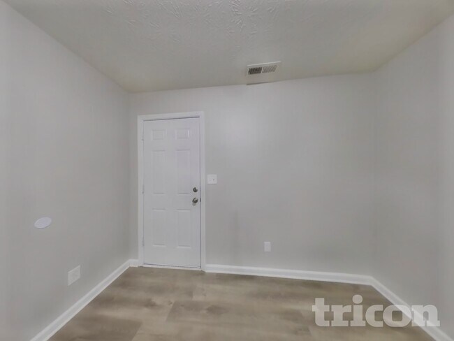 Building Photo - 2437 Middle View Dr