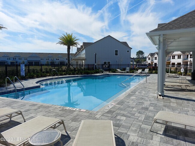 Foto del edificio - 12911 Josslyn Ln