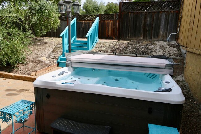 Foto del edificio - Garcia House: Fully Furnished, Wonderful Hot Tub, Spacious Fenced Outdoor Area, Pet-Friendly too!
