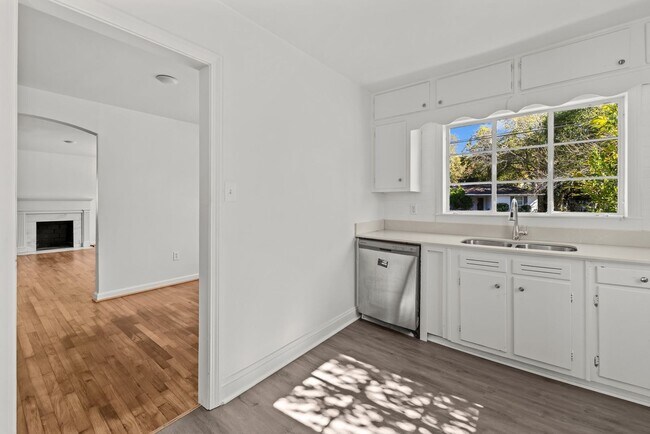 Foto del edificio - 2 Bedroom 1 Bath For Rent-7840 8th Ave S, Birmingham, AL 35206