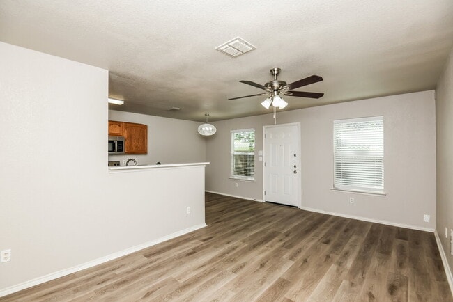 Building Photo - 1528 Pine Ln