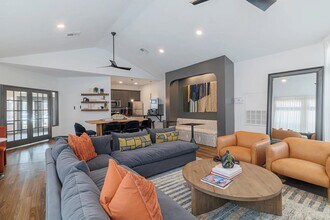 Building Photo - 8300 El Mundo St