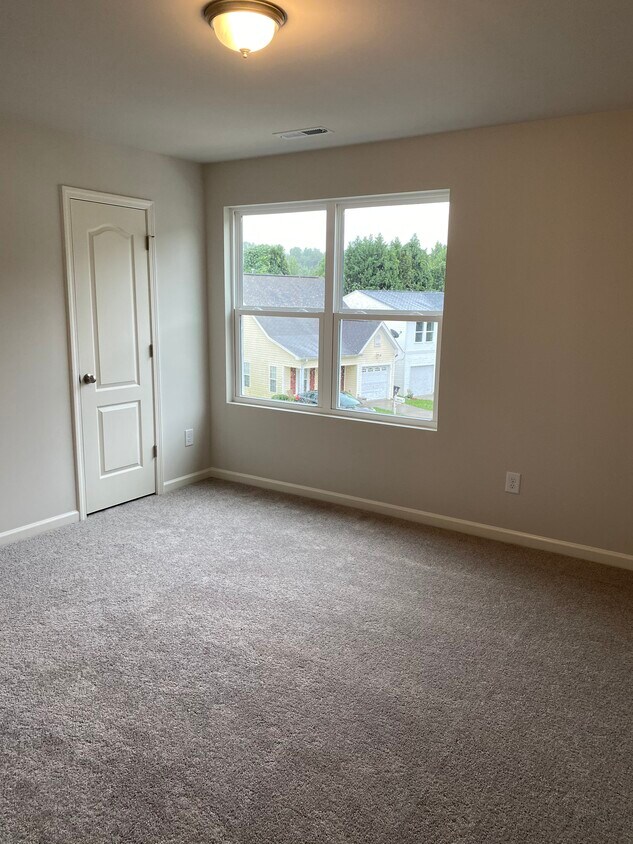 Building Photo - 1670 Sandersted Village Cir