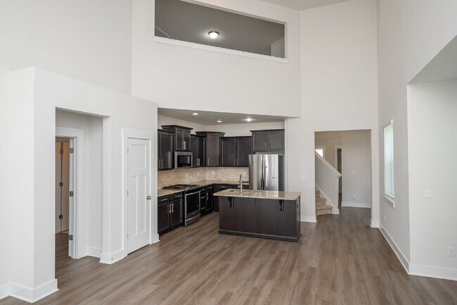 Foto del edificio - Modern 3BR/2.5BA Townhome with Main-Level Suite and Loft, located in prime Taylors Location! $220...