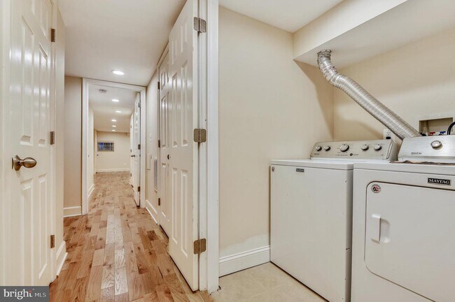 Building Photo - 926-UNIT Newington Ave