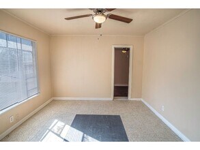 Building Photo - 1003 Poinsettia St