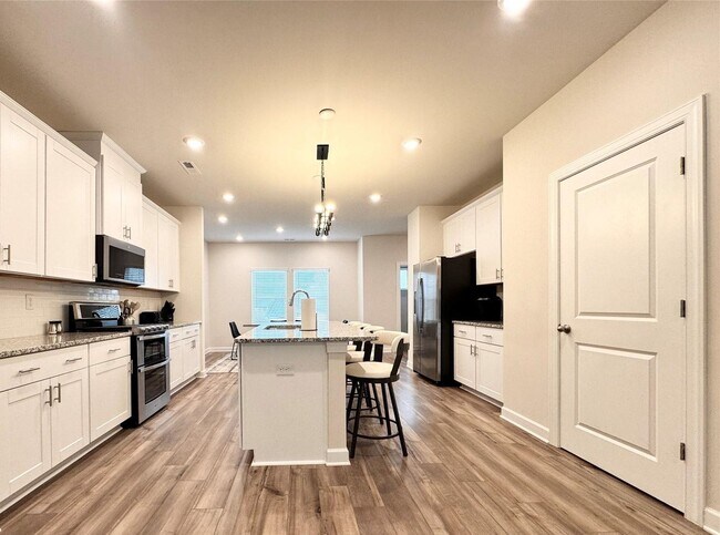Foto del edificio - Enchanting 3-Story Single Home  | 4 BR/3.5BA | 2-Car Garage |In City Park Community!