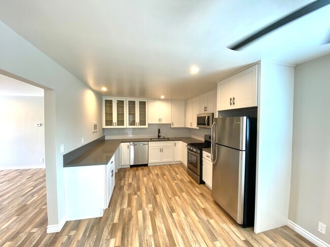 Kitchen - 444 Irvine Ave